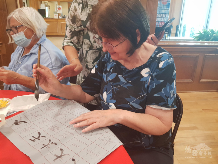 美國民眾學寫書法