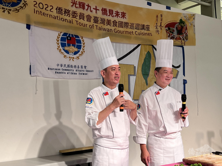 劉宜嘉(右)攜助理陳俊毓(左)示範教學臺灣美食