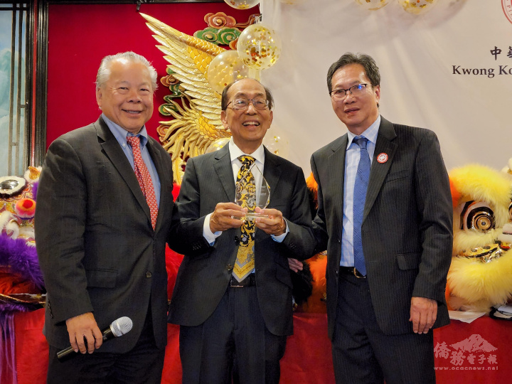 廣教學校副董事長雷國輝(右)和麻州眾議員黃子安 (左)再次頒獎給余文博
