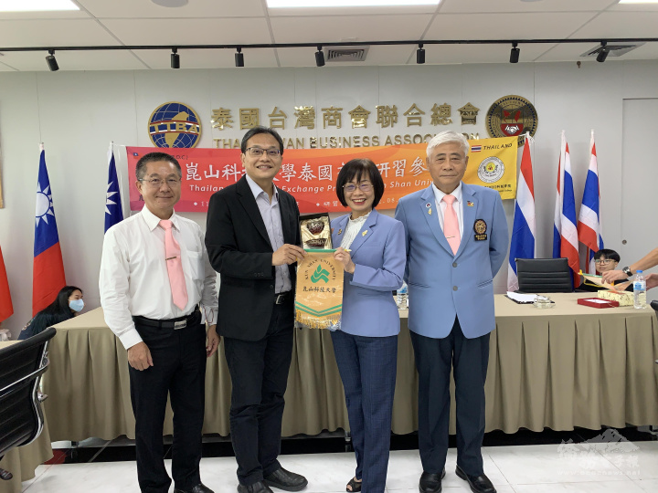 崑山科技大學副校長鐘俊顏率團拜會泰國臺灣商會聯合總會與總會長郭修敏、副總會長洪勝統及理事鄭振國(兩人皆為崑山科大校友)合影