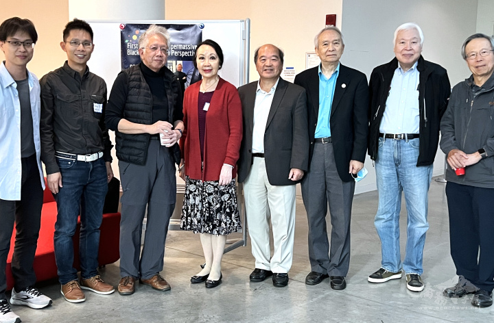 紐英崙中華專業人員協會董事們。右起，蔡明機、李小玉、蔣宗壬、董事長周萬欽、譚嘉陵和會長林致中(左二)等人，感謝賀曾樸撥冗介紹黑洞