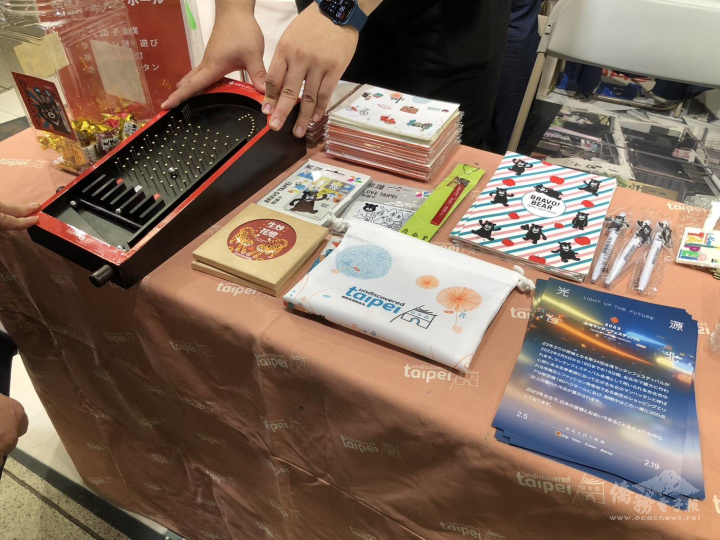 臺北市政府攤位，提供旅遊訊息也結合小彈珠小遊戲領取可愛臺灣小商品