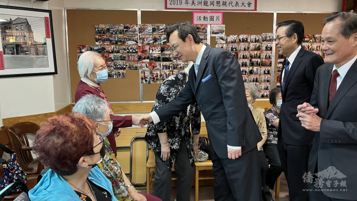 童振源與公所成員寒暄問候