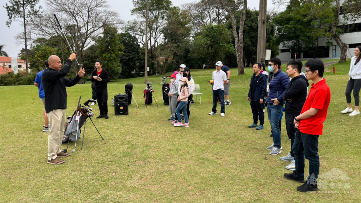 東方市中華高爾夫球協會球技顧問賴建旭教練(左一)簡介高爾夫球由來及基本資訊