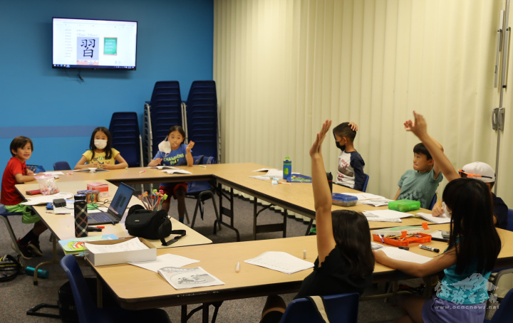 三年級班的孩子在課堂上踴躍舉手發言