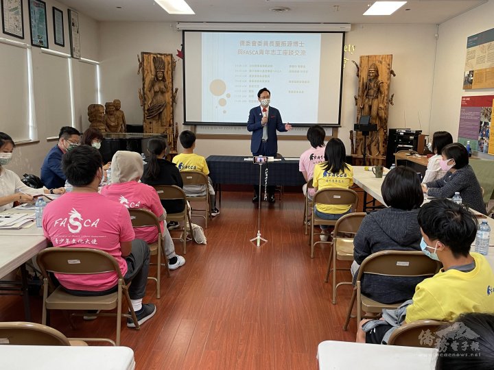 委員長童振源(中立)與FASCA學員親切交流座談