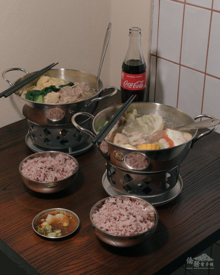 餐廳裡的固定菜色小火鍋，湯頭的配方及原料大部分自臺灣進口