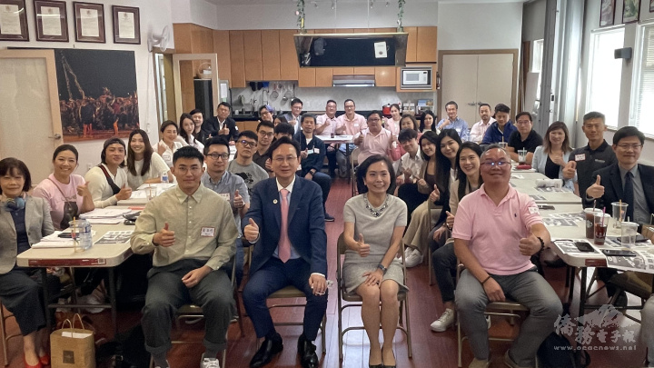 委員長童振源(中左)、處長劉立欣(中右)與大溫哥華地區僑青於僑青座談會合影