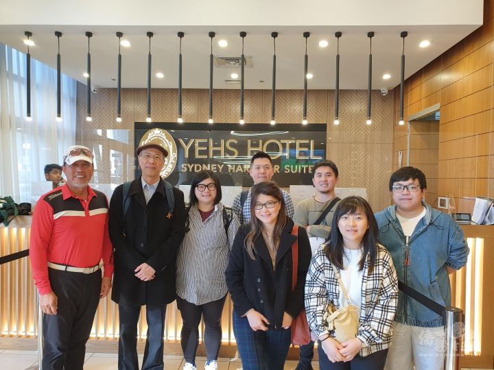 參訪YEHS Hotel集團，負責人僑務委員葉義深(左一)與學員合影