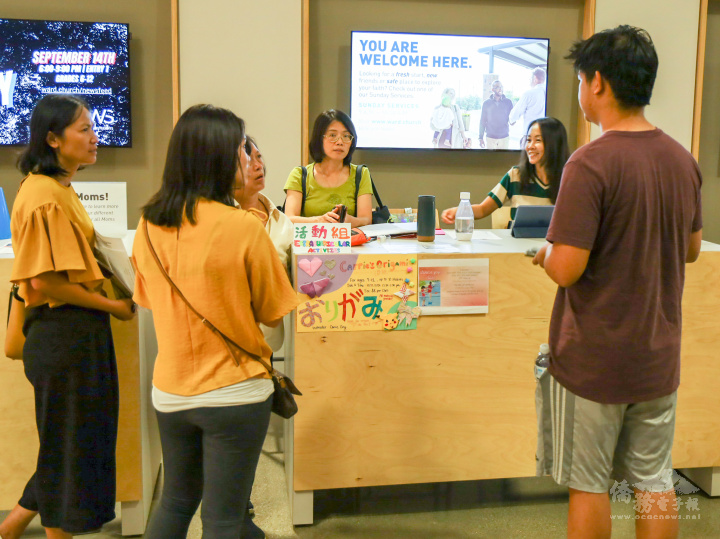 活動組主任黃雅玲向家長們講解課外活動的課程內容