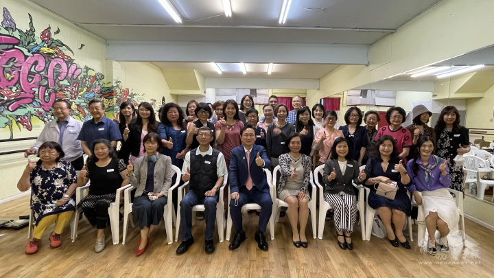 委員長童振源(第1排中)、處長劉立欣(第1排右4)、組長陳碧蓮(第1排左3)與加西中文僑校聯合會理事長鄧華一(第1排左4)及大溫哥華地區僑校校長、主任、老師於僑教座談會合影