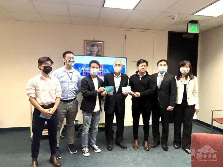 分享會後四位學生代表分別向張良民致送感謝卡