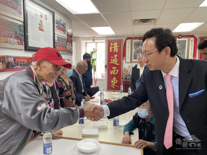 童振源與滿地可黃雲山公所的宗親寒暄致意
