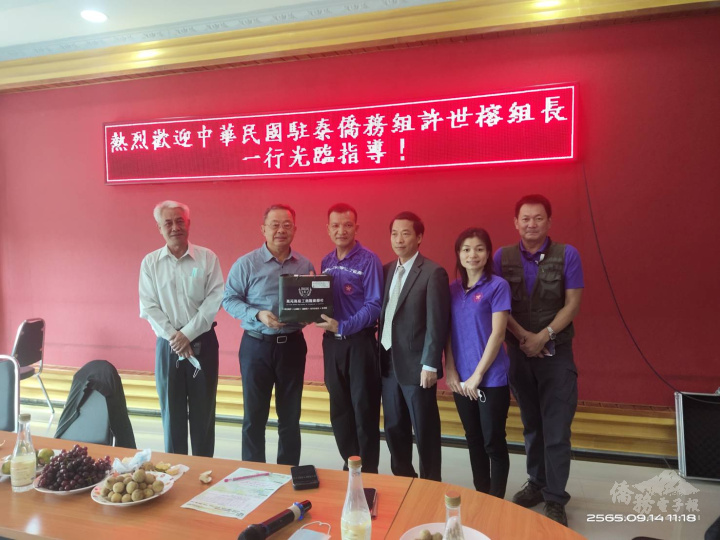 許世榕(右3)訪清萊雲南會館附屬華雲學校致贈禮品