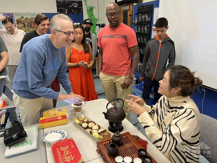 林美華老師和新海臺灣華語文學習中心同學們分享烏龍茶和月餅