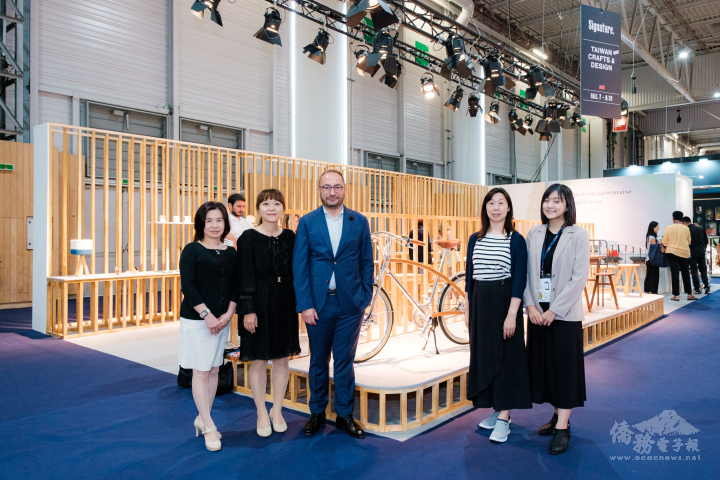 開展日策展人Cyril Zammit（ 中）為媒體及貴賓導覽，與工藝中心林宜鄉（左二）貿協蘇莉莉（左一）及文化部專員合影（照片提供Cooperaphy)