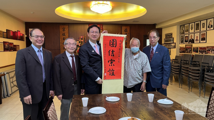 童振源（左3）、曾厚仁（左1）拜會並贈送「團結宗誼」掛軸予加拿大滿地可李公所，並與公所主席李平彥（右2）及滿地可中華會館黃蔚岳主席（右1）共同合影