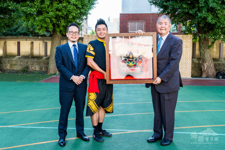 雷昇傳藝劇團特別親製禮物送給東京中華學校留念