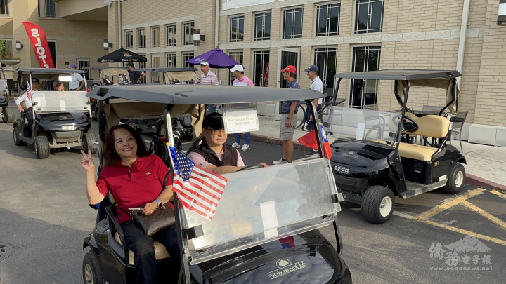 參加球賽人員紛紛搭乘高爾夫球車前往球場