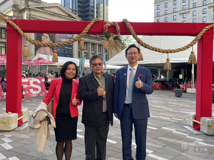 委員長童振源(右1)及處長劉立欣(左1)在2022年加拿大臺灣文化節活動主辦單位-加拿大亞裔活動協會執行總監吳權益(中)陪同下於會場參訪