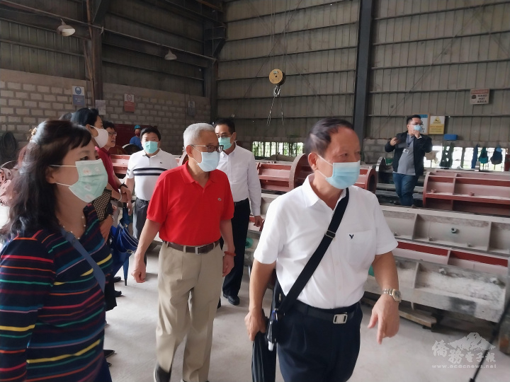 董事長張谷欽實地為徐佩勇及臺商企業代表解說水泥電線杆產製過程及特殊工法
