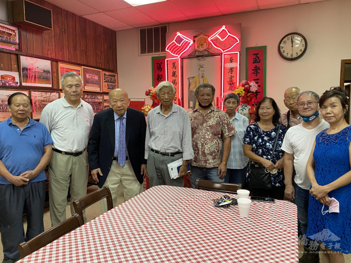 主席陳榮良(左三)、副主席陳鼎英 (左二)、元老陳卓雲(左四)