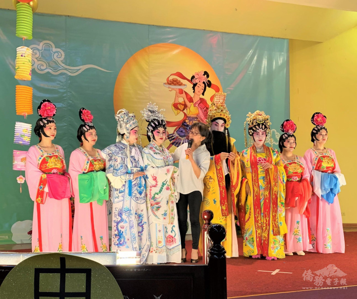 粵劇團成員表演完畢上台接受來賓之掌聲