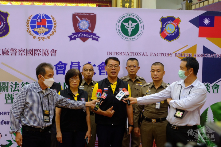 泰國工廠警察國際協會主席張文煥在監事長郭修敏陪同下，接受泰國媒體訪問此次活動的目的與規劃
