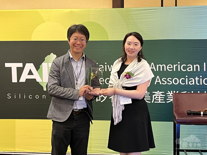 會長李俞瑩(右)致贈獎牌給年會主講人林軒田教授(左)