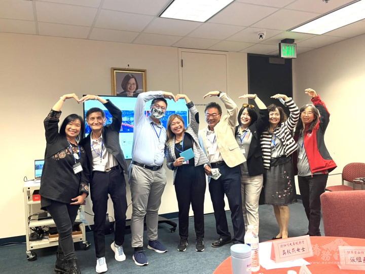 北加州大專校聯會會長林秀春及團隊與學生代表合影