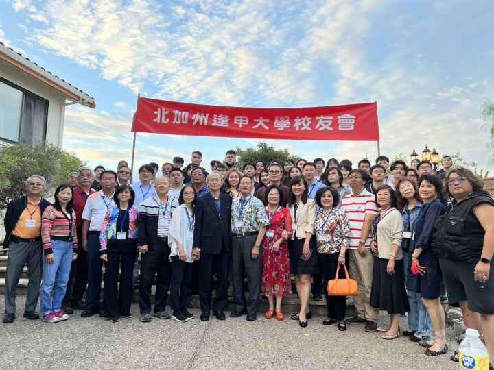 賴銘琪處長伉儷(中)、莊雅淑主任(中右)、北加州逢甲大學校友會會長陳紹卿(中左)、名譽理事長張人睿伉儷(中)與百位校友共度中秋