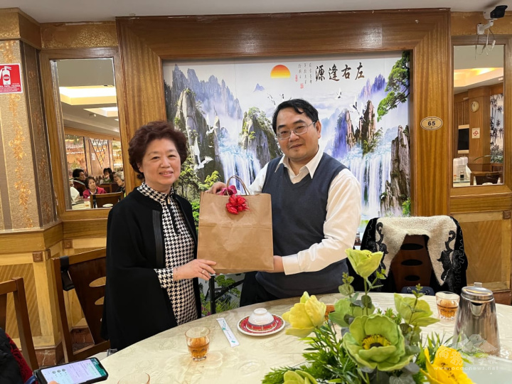 梁菽芬贈送咖啡予劉俊男