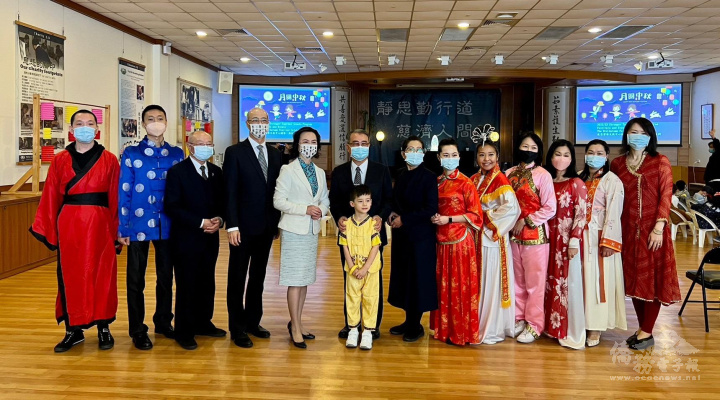 范惠君(左5)、主任施博祥(左4)、執行長宋以剛(左6)、慈濟人文學校林美鳳(左7)與穿著民族傳統服飾家長合照