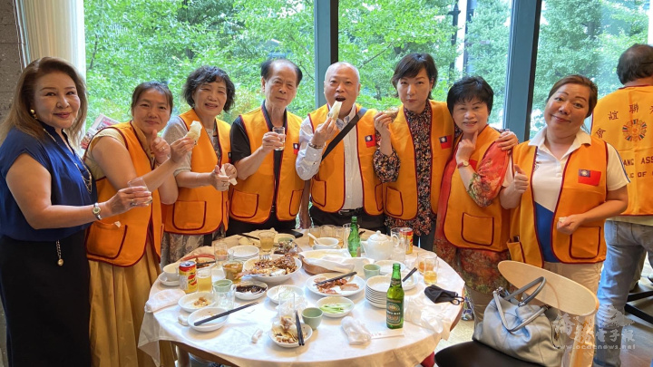 僑胞們開心合影留念