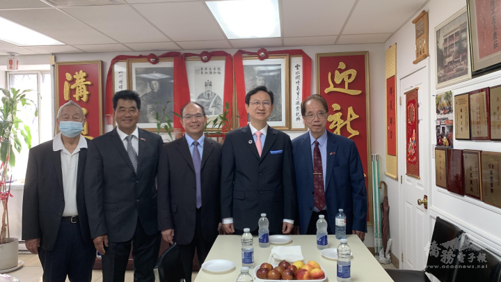 童振源（右2）、曾厚仁（右3）、滿地可黃雲山公所主席黃蔚岳（右1）及公所宗親合影