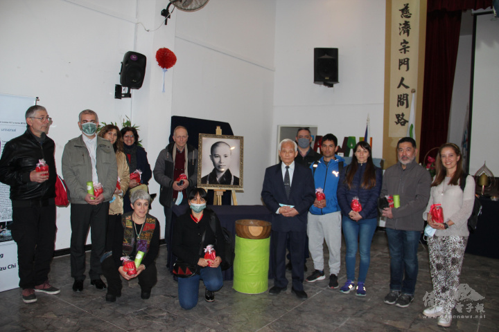 ​  來賓與證嚴上人法相合照  ​