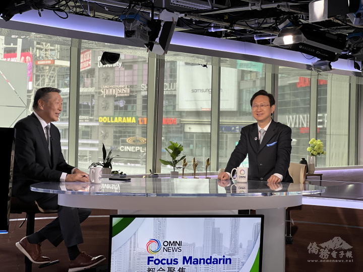 童振源(右)接受OMNI多元電視專訪，左為主播李維