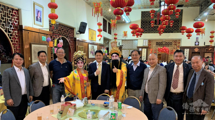 鄭力城及僑領與粵劇團成員合影