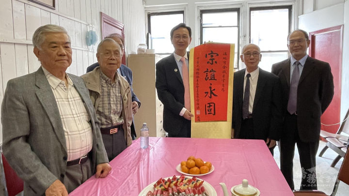 童振源（右3）致贈加拿大滿地可余風采堂掛軸「宗誼永固」由余健錚主席代表接受