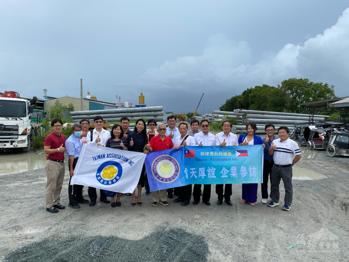 徐佩勇偕菲律賓臺商企業代表於兩家企業電線桿存放場前合影