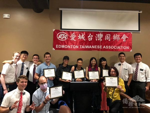 會長何薇頒發感謝狀