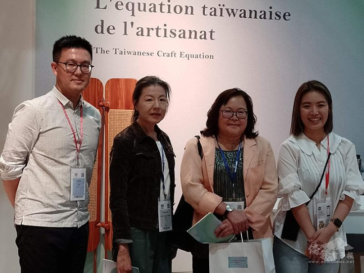 巴文中心秘書林慧珠（右二）專員黃郁惠（左二）特地前來參觀，與臺灣大宇宙情報Irene（右一）Pinkoi電商平台Fred（左一）合影