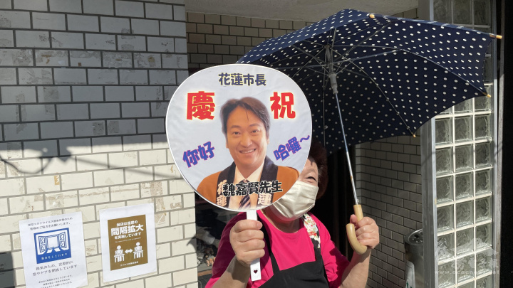 日本當地民眾拿著團扇迎接訪問團