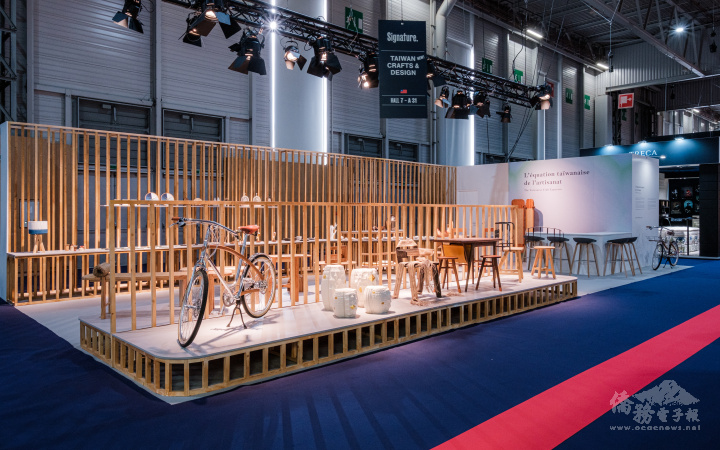 臺灣Taiwan Crafts and Design展館以木格柵做區隔，通透整個展場（照片提供Cooperaphy)