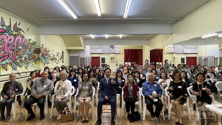 委員長童振源(中)、處長劉立欣(左4)、僑務委員張理瑲(右4)、蔡春松(右3)、王美琴(右2)、游慈心(右1)與大溫哥華地區僑務榮譽職人員及僑團負責人代表於僑情座談會合影