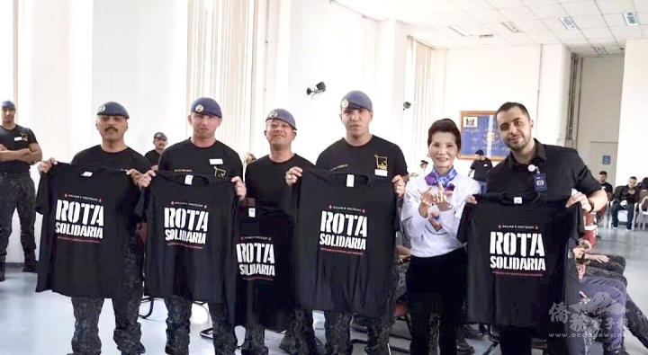 每位捐血者獲得一件RotaT恤做為紀念，支黃秀莉（右二）和捐血者合影
