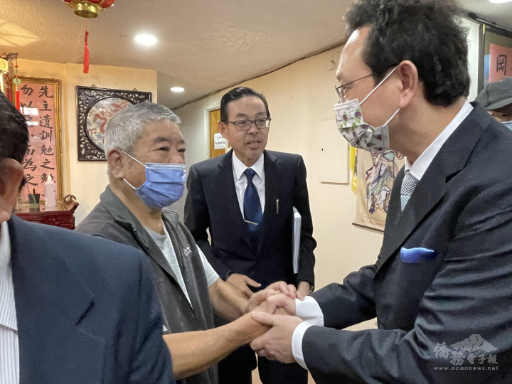 童振源向僑務顧問關廣俊(左)致意問候