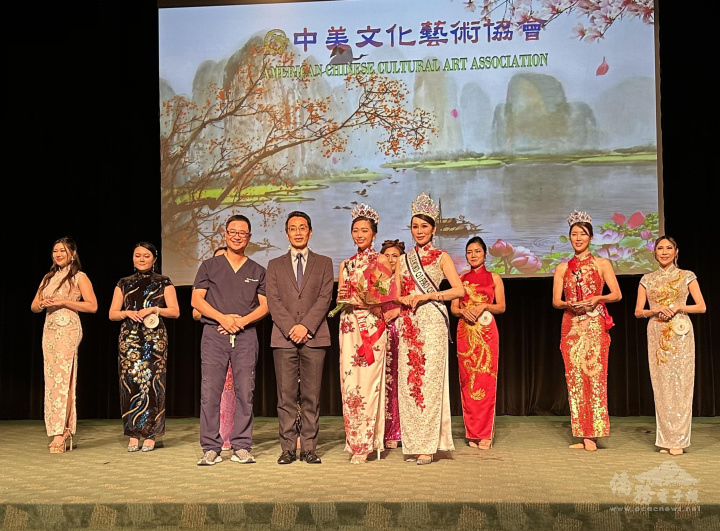 蘇上傑(前排左2)頒發得獎后冠