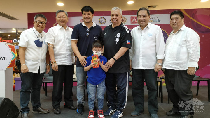菲華工商總會及菲律賓嶺南國術總會領導幹部贈送紀念品予馬尼拉副市長尼耶道(左3)