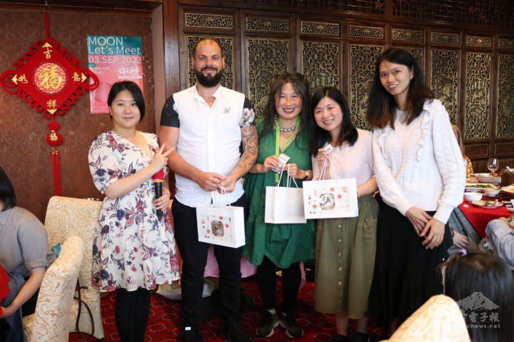 Head of Ireland Taiwan Association, Dr. Cheng (left) and her team awarded prizes to three of the winners of the lucky draw.